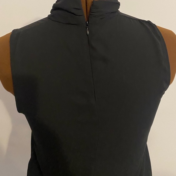 🖤ROSE +OLIVE🖤Black sleeveless blouse in XS.Beautiful detail on the neck. - Picture 8 of 12
